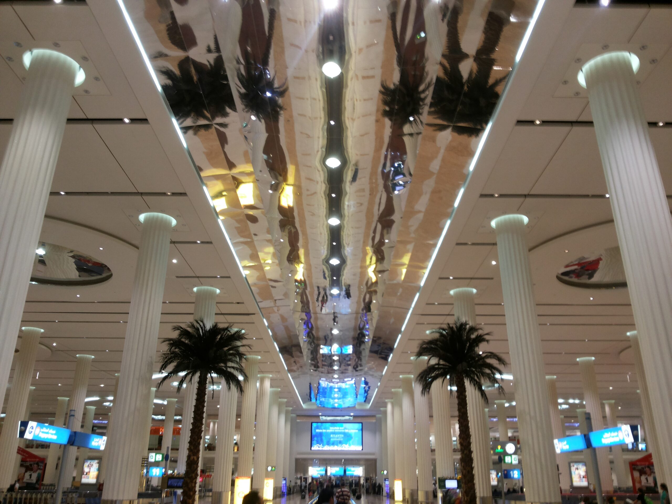 দুবাই বিমানবন্দরের ভিতরের দৃশ্য